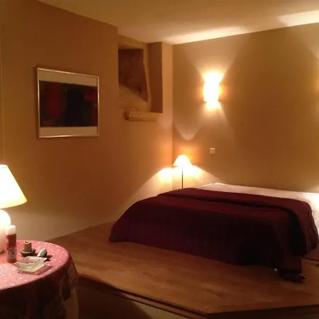 Studio Avec Piscine Dans Maison Forte, 8Km Sarlat Апартаменты *