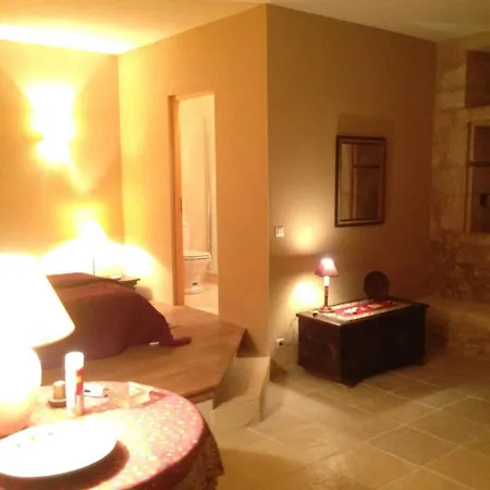 Studio Avec Piscine Dans Maison Forte, 8Km Sarlat Апартаменты Saint-Andre-d'Allas