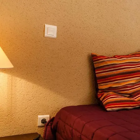 Studio Avec Piscine Dans Maison Forte, 8Km Sarlat